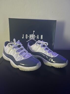 Jordan Nike Air Jordan 11 Retro Low White / Midnight Navy - Size 10